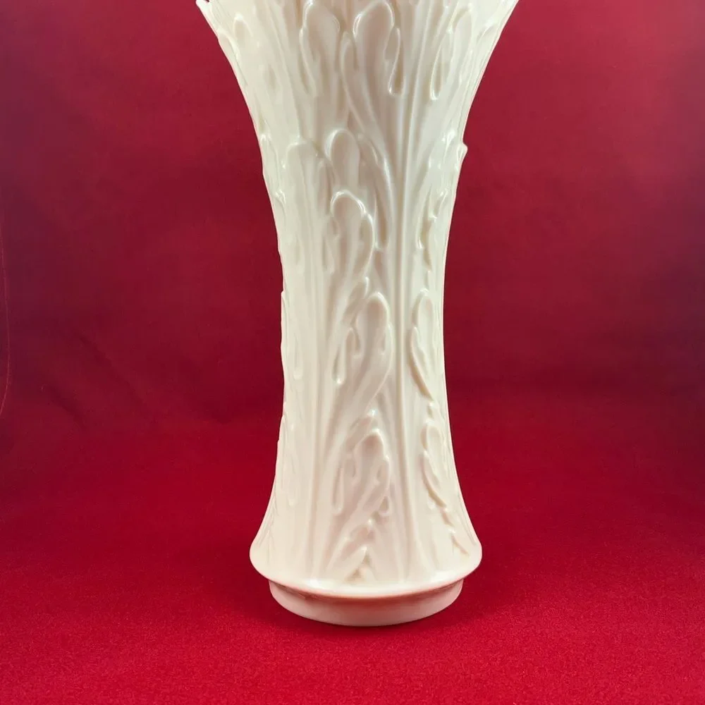 Vintage LENOX Woodbury Porcelain Detailed White Cream Vase with Scalloped Top - Picture 3 of 4